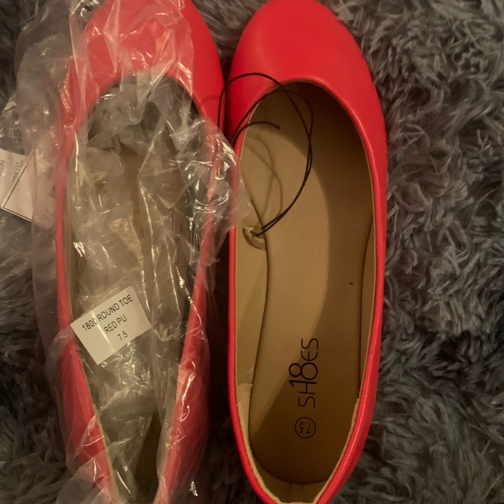 Women’s red flats